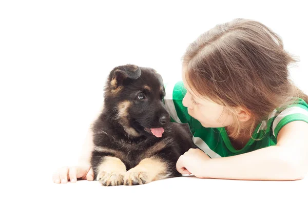 Praten met een puppy meisje — Stockfoto