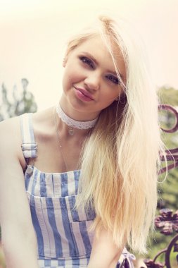 sarışın kız açık havada