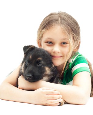Yavru köpeğe sarılan kız
