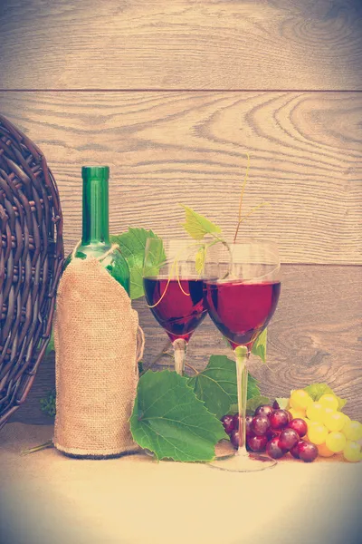 Üzüm, iki bardak ve şişe şarap — Stok fotoğraf