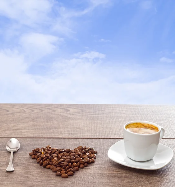 Symbol srdce ze zrnkové kávy — Stock fotografie