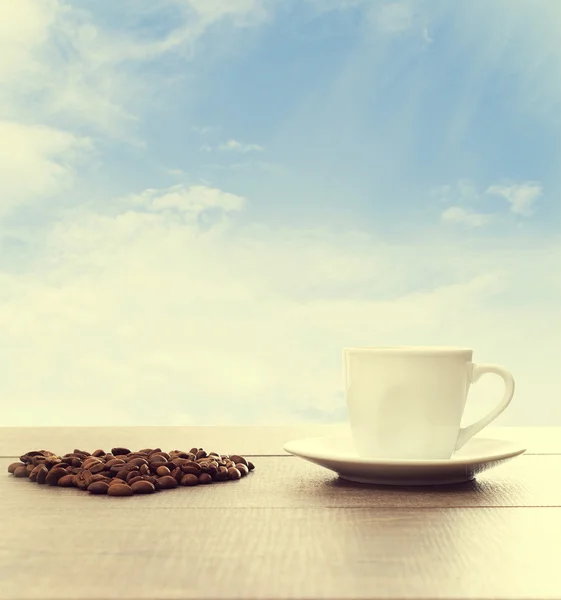 Tasse de café sur un fond de ciel — Photo