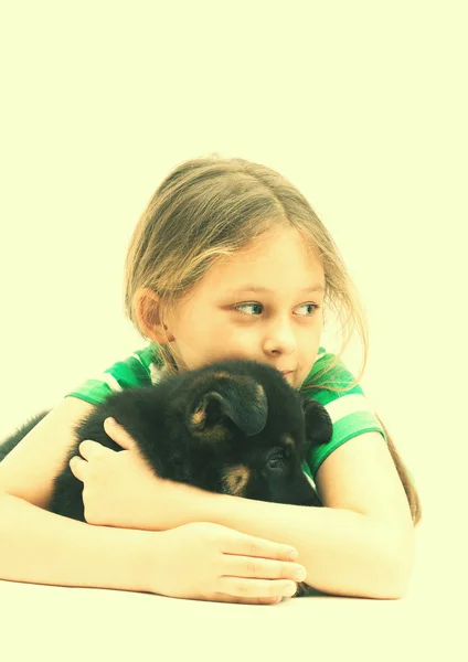Barnet och en tysk herdepuppy — Stockfoto