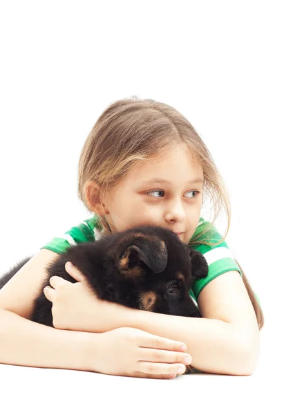 Ребенок мягко обнимает щенка на белом фоне — стоковое фото