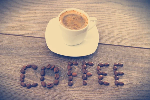 Egy csésze kávé egy fa asztalon. — Stock Fotó