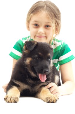 çocuk ve köpek yavrusu beyaz zemin üzerine