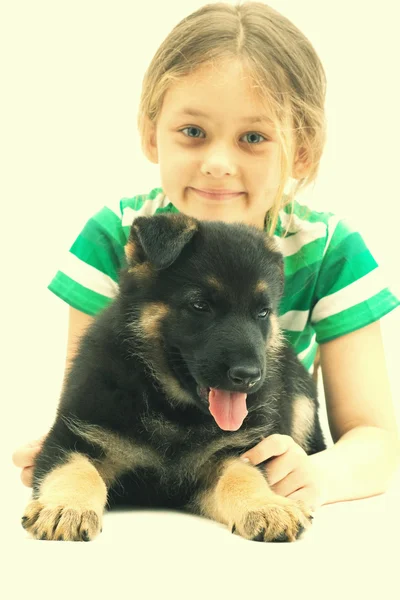 Meisje en een Duitse herder puppy — Stockfoto