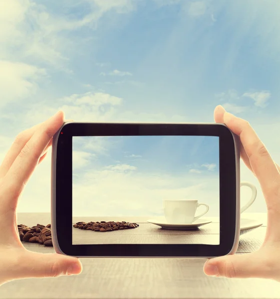 Hands with electronic tablet take pictures a cup of coffee — Stock Photo, Image