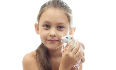 çocuklar ve hayvanlar izole beyaz zemin üzerine 