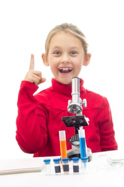 işaret parmağı gösterilen genç bilim adamı 