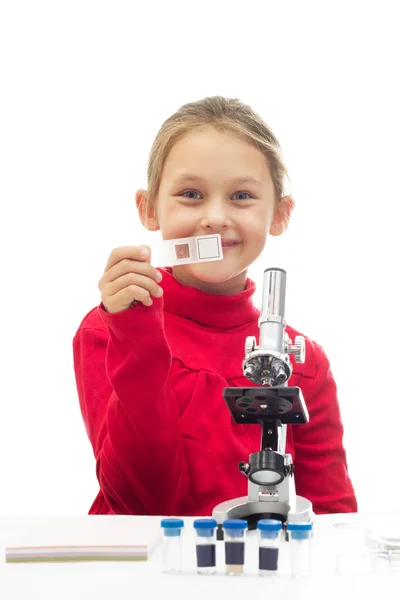 Маленькая девочка держит стеклянную горку для микроскопа — стоковое фото