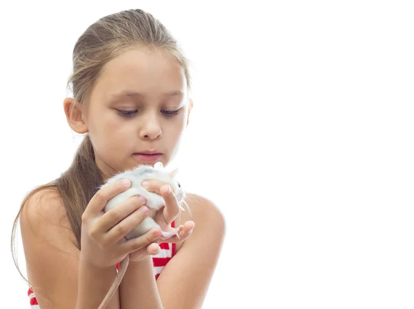 Bambina con in braccio un topo domestico — Foto Stock