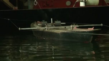 Havuzda bir gemi modeli sınama