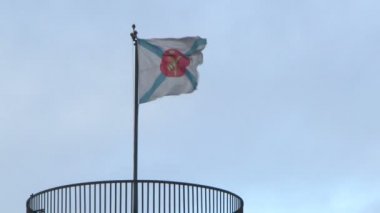 Kule üzerinde bayrak