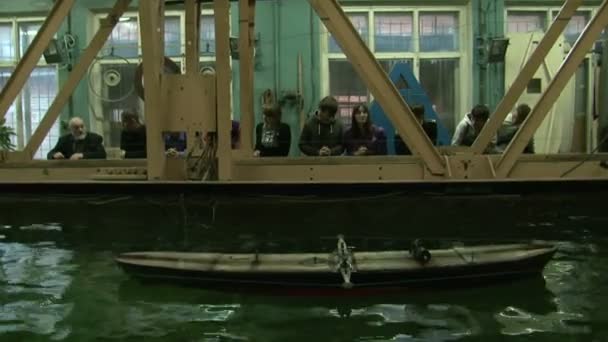 在池中测试的一艘船的模型 — 图库视频影像