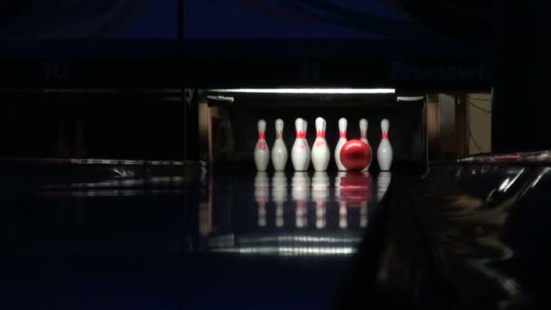 Bowlingkugel schlägt Kegel um. — Stockvideo