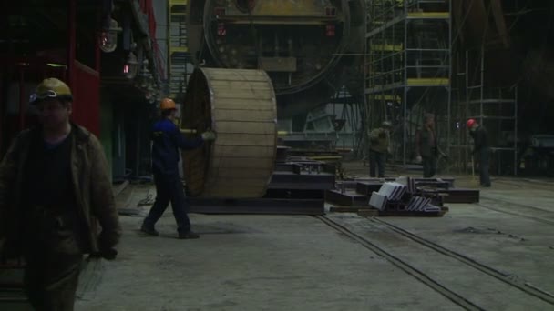 Schweißen auf einer Industrieanlage — Stockvideo