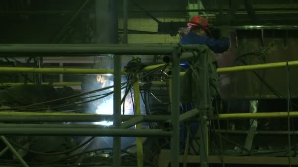 Schweißen auf einer Industrieanlage — Stockvideo
