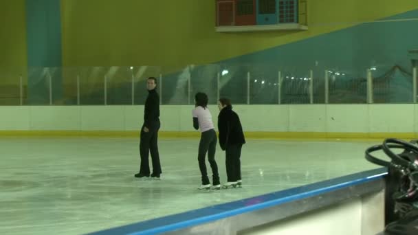 Patinação sem cabeça na pista de patinação — Vídeo de Stock