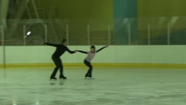 Headless skating in skating rink — Stock Video