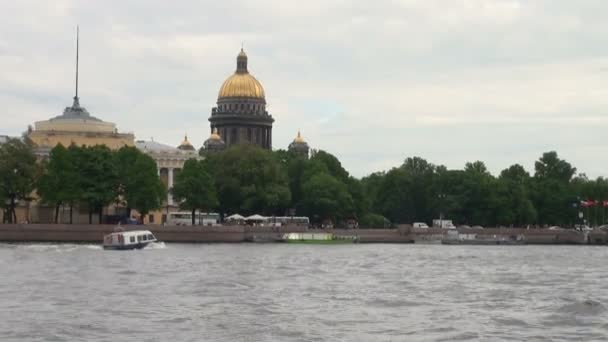 Río Neva en el centro histórico de San Petersburgo, Rusia - timelapse — Vídeo de stock