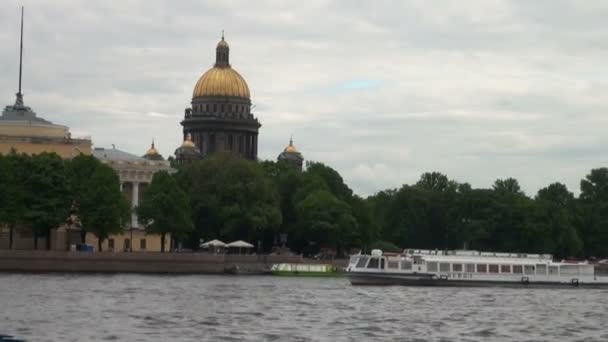 Río Neva en el centro histórico de San Petersburgo, Rusia - timelapse — Vídeo de stock