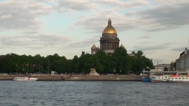 Neva river in the historical center of Saint-Petersburg, Russia - timelapse — Stock Video