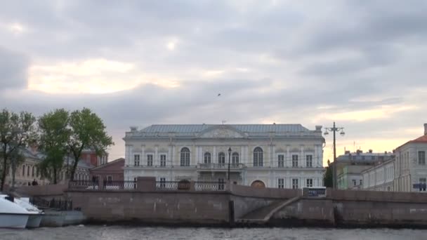 Нева в историческом центре Санкт-Петербурга, Россия - timelapse — стоковое видео