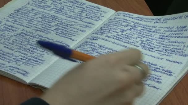 Mano di una donna scrive con una penna in un quaderno — Video Stock