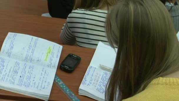 La main d'une femme écrit avec un stylo dans un carnet — Video