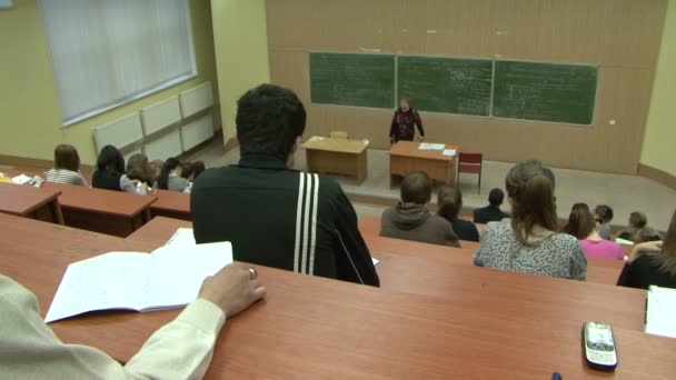 Studenten in een lezing — Stockvideo