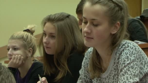 Studenten in einer Vorlesung — Stockvideo