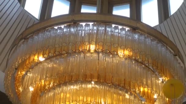 Lustre au plafond du théâtre 