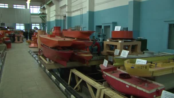 Probando el modelo de un barco en la piscina . — Vídeos de Stock