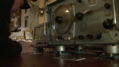 denetim masasında bir adam