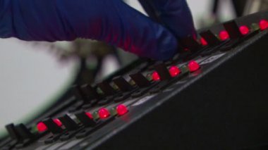 eller endüstriyel bir tesisi uzaktan kumanda üzerindeki