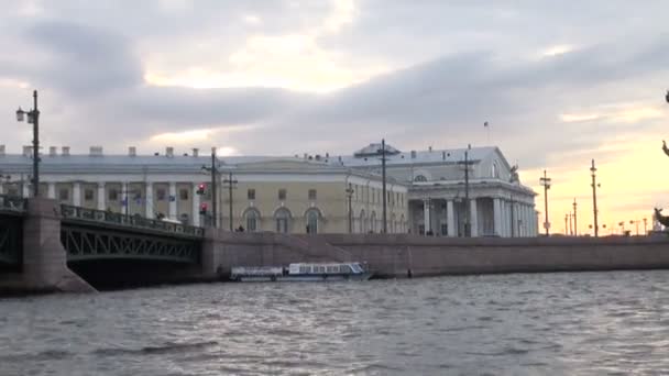 Río Neva en el centro histórico de San Petersburgo — Vídeos de Stock