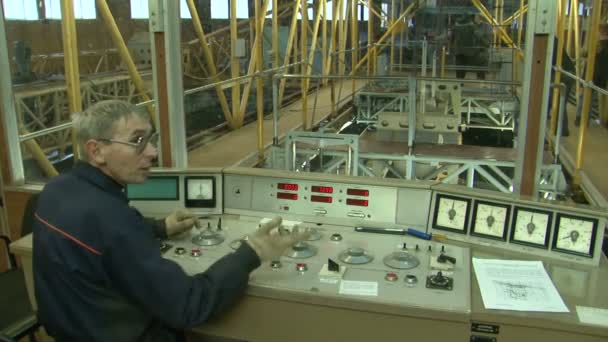 Mężczyzna pracujący w przemyśle, w panelu sterowania — Wideo stockowe