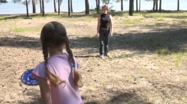 açık havada frizbi oynamaya