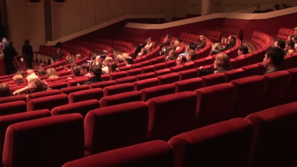 Het publiek in de bioscoop — Stockvideo