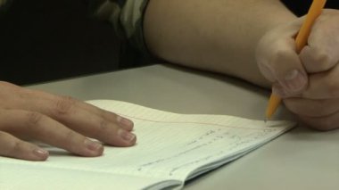 öğrenciler öğretim dinlerken