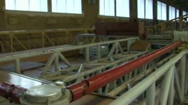 Havuzda bir gemi modeli sınama.