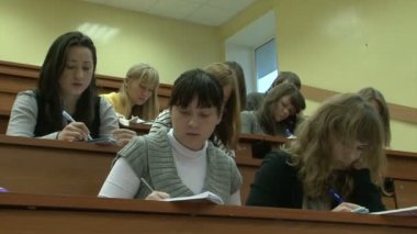 öğrenciler öğretim dinlerken