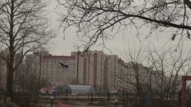 şehrin üzerinde helikopter uçuyor