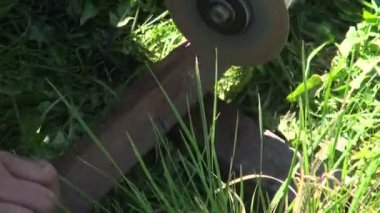 işçi ile pek çok keskin metal kesme kıvılcımlar