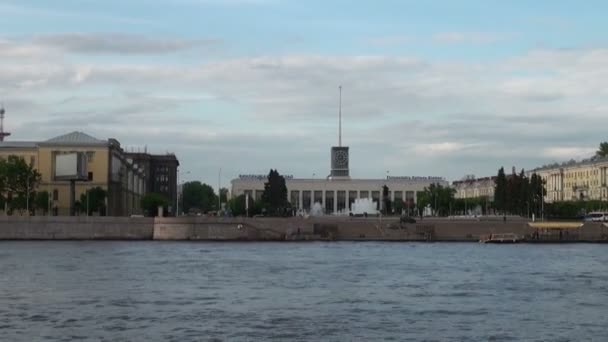 Rivier de Neva in het historische centrum van Sint-petersburg — Stockvideo