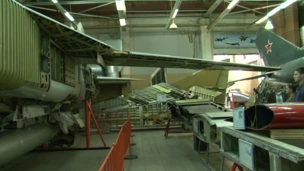Excursão ao Museu da Aviação — Vídeo de Stock