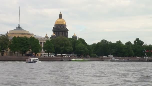 Neva floden i den historiska stadskärnan i Sankt petersburg — Stockvideo