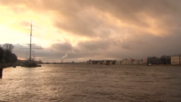 Saint-Petersburg tarihi merkezinde Neva Nehri — Stok video