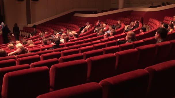 Mucha reunión en la sala de cine — Vídeo de stock